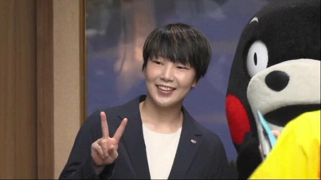 バドミントン・山口茜選手 くまモンとハグ! 世界選手権で3回目の金メダル獲得をお祝い|TBS NEWS DIG