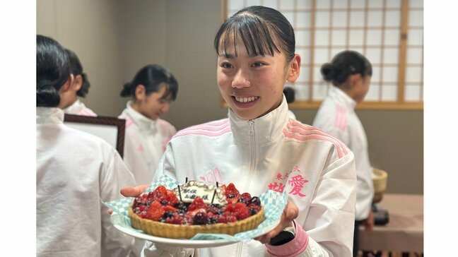 久保凛「自分もそんなお母さんになりたい」高校3年間で2度の日本記録更新、側で支えた母・恵美さんへ感謝語る|TBS NEWS DIG