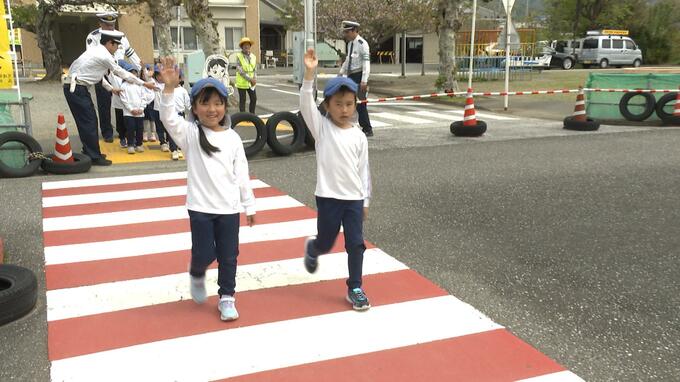 「子どもが絡む事故増加中！」幼稚園児が交通安全教室で道路の渡り方など学ぶ【高知】　|　高知のニュース・天気｜KUTV NEWS | KUTVテレビ高知