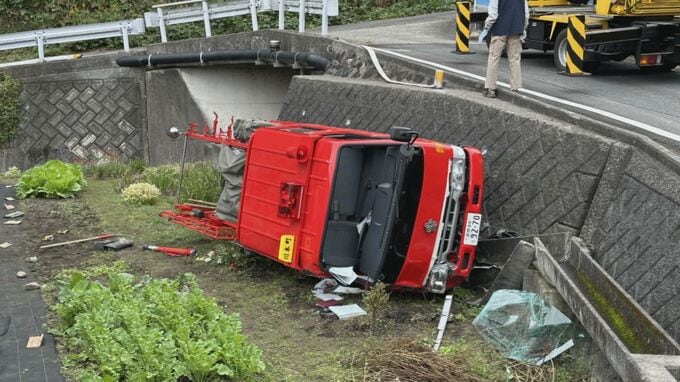 民家火災で出動、エンジンをかけたまま消防車駐車、動き出した車両を止めようとして…消防団の男性が消防車の下敷きになり死亡　同乗者はおらず|TBS NEWS DIG