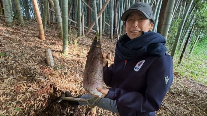 【 木村多江 】タケノコ掘り〝2回も〟収穫にご満悦の笑み　竹林で癒し満喫　フォロワー「今年もアップされましたね」|TBS NEWS DIG