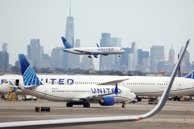 ユナイテッド航空機、着陸直前に高速道路の街灯柱とトラックに接触