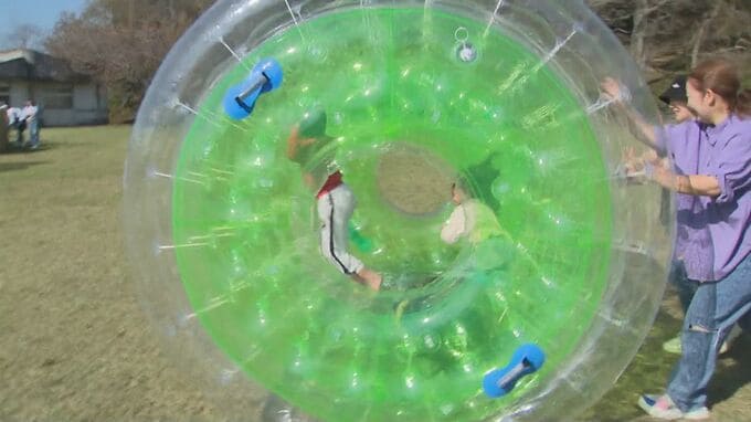 秋晴れの3連休最終日「鳥取アウトドアフェス」アクアチューブに…「コロコロ転がっちゃってて面白かった」　|　BSSニュース | BSS山陰放送
