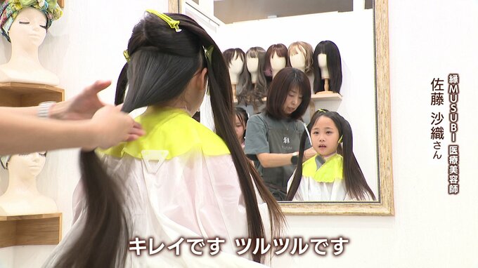 美容室で髪をカットされる準備をする陣さん