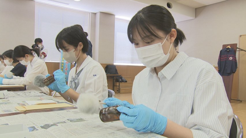 県警のオープンキャンパスで鑑識活動を体験 瓶についた自分の指紋を