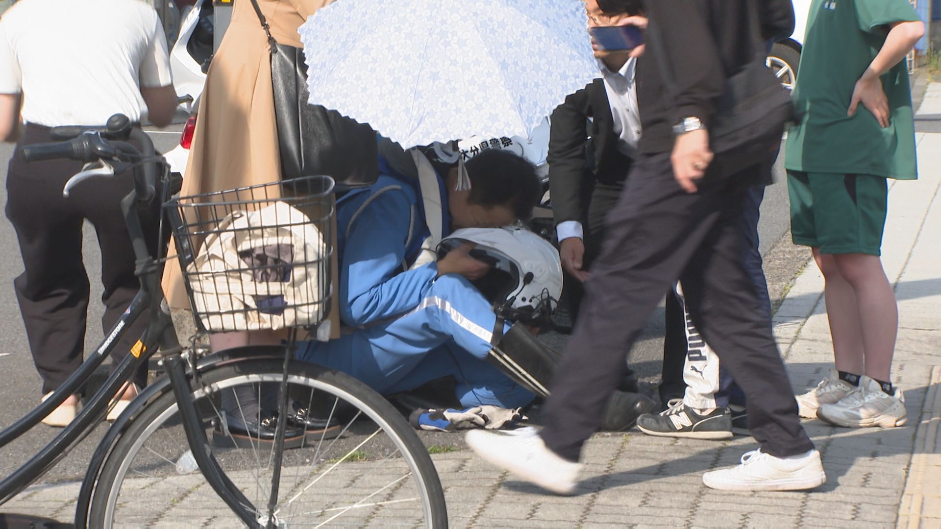 緊急走行中の白バイと車が衝突、男性隊員が大けが 大分県警「緊急走行