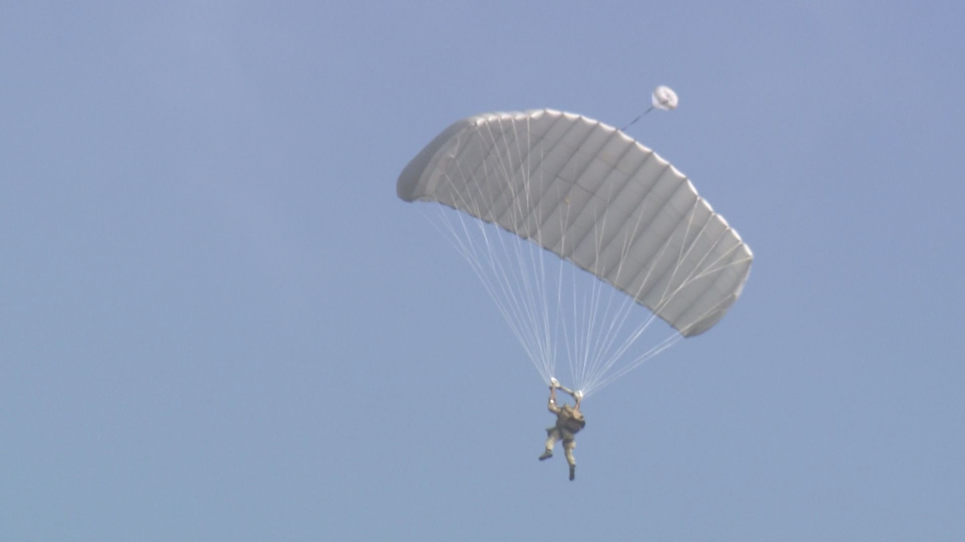 5か月連続の実施へ　米軍が嘉手納基地で19日にパラシュート降下訓練を計画