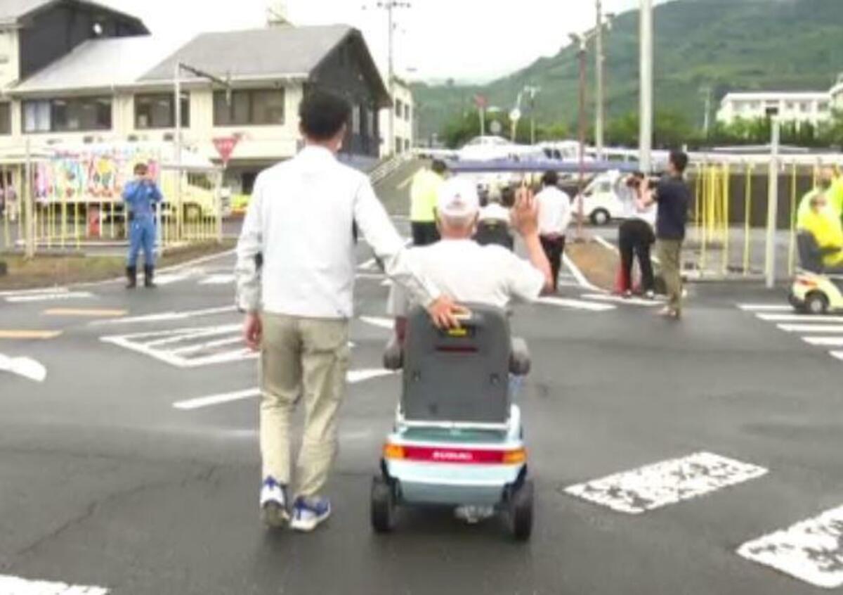 シニアカー転落救助 電動車いす事故が5年間で800件超 「シニアカーでも手を上げて」 愛媛