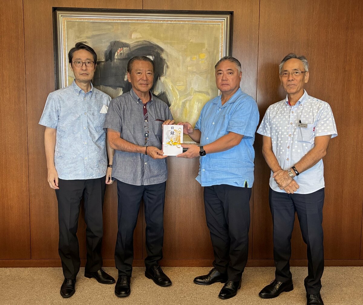 「子どもたちの将来に役立てて」沖縄ビル・メンテナンスが寄付金贈呈