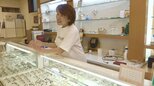 「母との別れ、悲しみ少しずつ話せるように」輪島の老舗眼鏡店、寄り添い寄り添われ…能登半島地震もうすぐ半年|TBS NEWS DIG