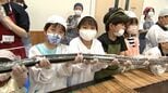 小学生が長さ10メートルを超えるロングノリ巻きづくりに挑戦　養殖ノリの生産量全国8位の香川県を誇りに|TBS NEWS DIG