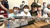 小学生が長さ10メートルを超えるロングノリ巻きづくりに挑戦　養殖ノリの生産量全国8位の香川県を誇りに　|　岡山・香川のニュース | 天気 | RSK山陽放送