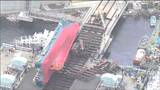 「移動中に台座が崩れたか」造船所で漁船が横転し2人けが 油が海に流出 宮城・気仙沼市|TBS NEWS DIG