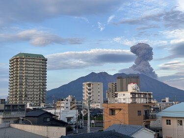 桜島で爆発 噴煙1500m 噴石が9合目まで飛散【21日22日の降灰予報