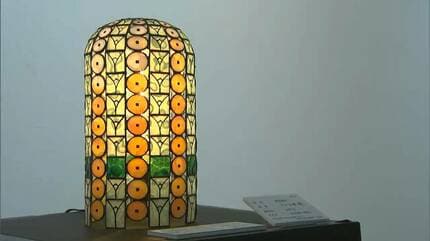 ランプの光に照らされたガラスの優しい色合い さぬき市出身・阿部恒志