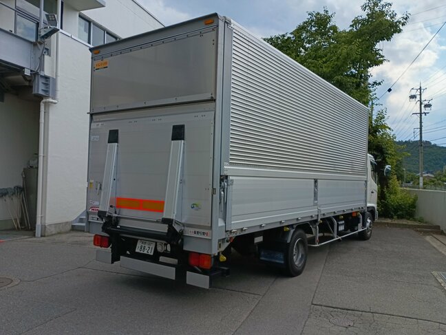 長野県警の機動隊員が大けが 機動隊のトラックを誘導中か 後退中のトラックと車庫内のタイヤラックとの間にはさまれる |TBS NEWS DIG