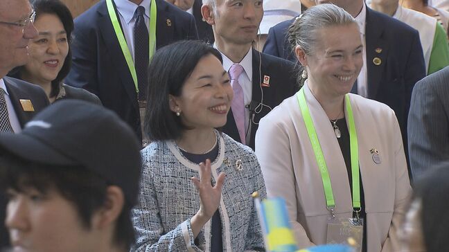 三笠宮家彬子さま万博を訪問　「スウェーデンナショナルデー公式式典」に出席し国王とともにパレードに手を振られる|TBS NEWS DIG