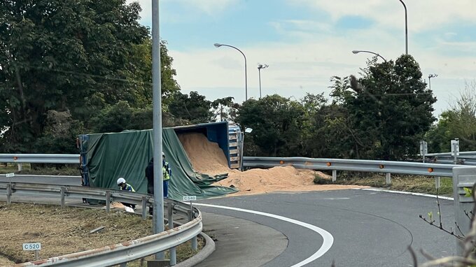 トラック横転で荷台のおがくずが散乱　東北自動車道鹿沼IC下り線の入り口が通行止めに|TBS NEWS DIG