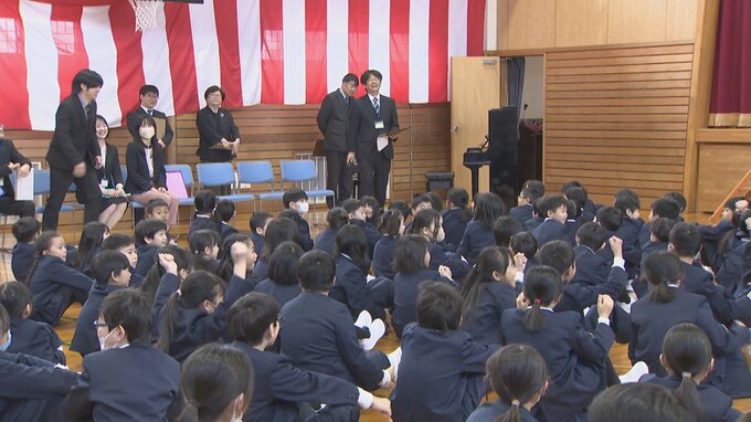担任発表で歓声…児童「優しそう」新たな学年に期待を膨らませ　県内9市町村の小中学校で始業式　富山　|　富山のニュース｜天気・防災｜チューリップテレビ