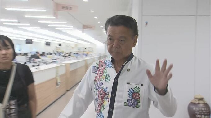女性に抱きつき「口止め」疑惑の古謝南城市長　26日に与党市議の一部が不信任決議案提出へ これまでに三度否決|TBS NEWS DIG