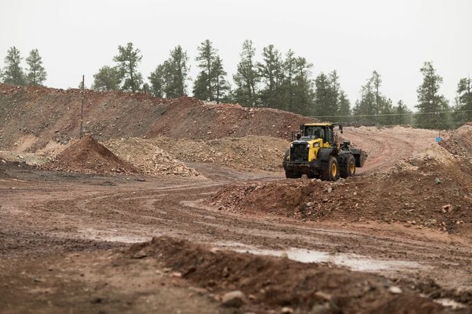 行き場失ったウラン鉱石の山、原発見直し機運の裏側映す－地元と対立