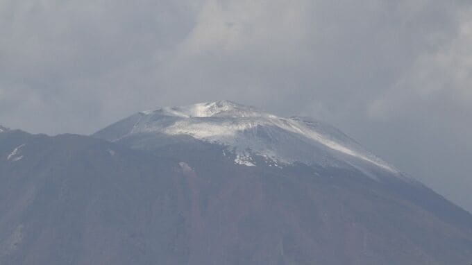 岩手山の初冠雪を観測　盛岡地方気象台　平年より4日遅く　山頂付近が雪化粧|TBS NEWS DIG