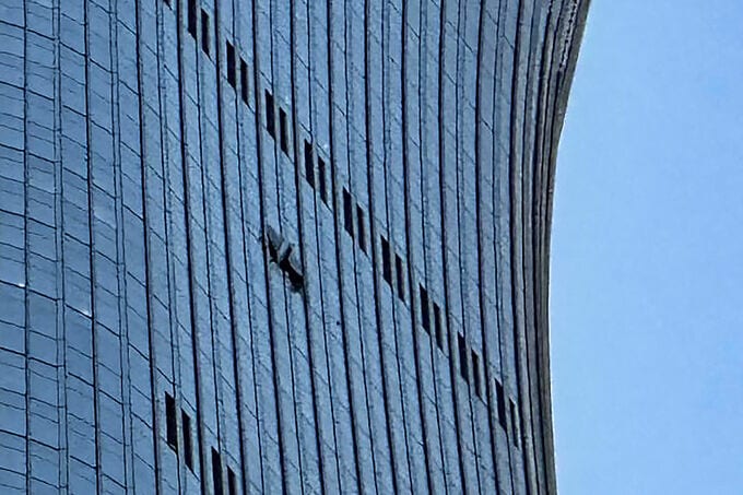 北京高層ビル小型機衝突、政治中枢の警備体制に隙－周辺に共産党本部