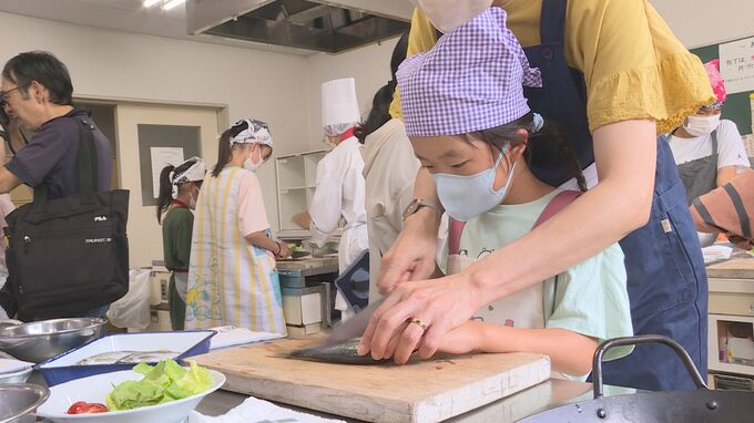 親子でアジの三枚おろしに挑戦「初めてだけど上手にできた！」頑張ってさばいたアジは竜田揚げに　|　山口のニュース・天気・防災｜tys NEWS｜ｔｙｓテレビ山口