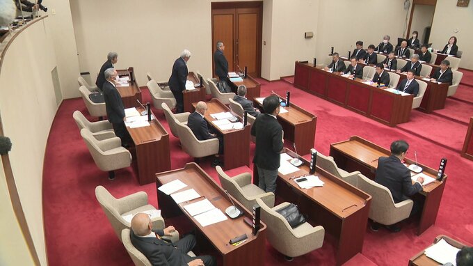 清水町議会の採決の様子