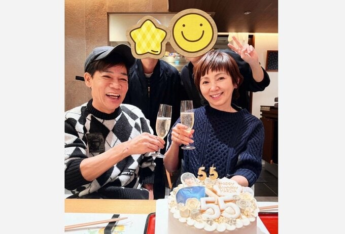 【 名倉潤 】　 妻・渡辺満里奈さん「55回目の誕生日」　笑顔の家族ショット公開　「感謝しかないです。これからもよろしくね」|TBS NEWS DIG