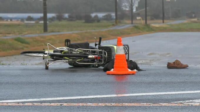 「ブレーキをかけたが間に合わなかった」中型トラックが走行中、道路を横断していた自転車と衝突、自転車の女性が死亡　死因は脳挫傷　鳥取県琴浦町　|TBS NEWS DIG