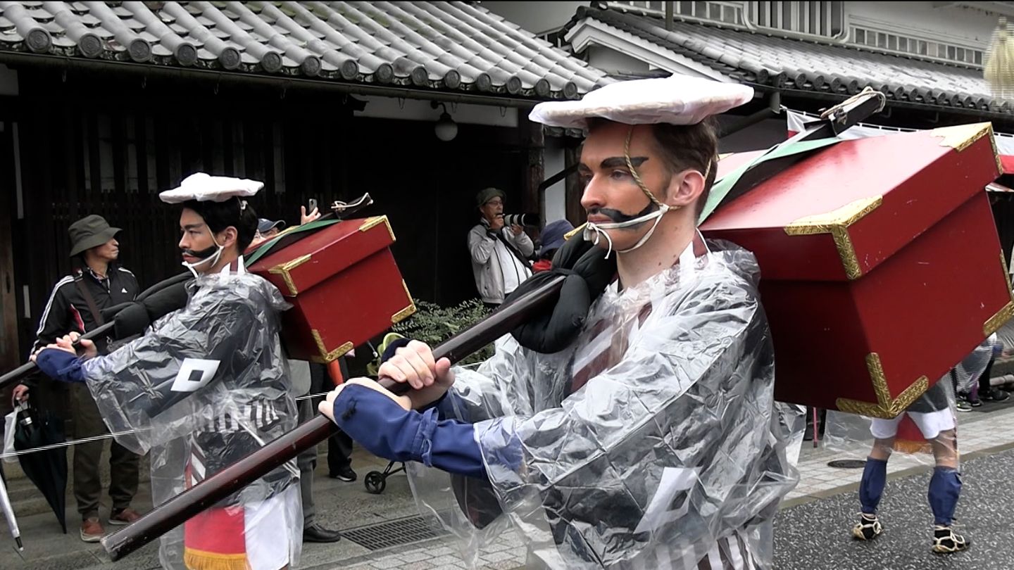 下～に～下に」矢掛町で50回目の大名行列 地域で働く外国人も参加