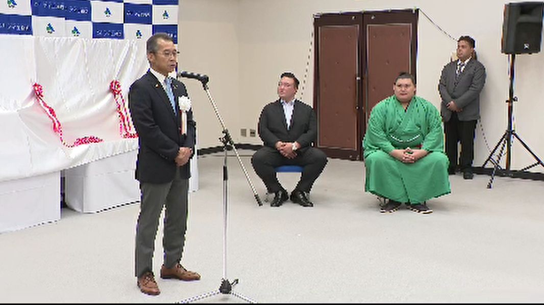 大の里に化粧まわし贈呈 “大横綱への願い”を込め富士山などをデザイン