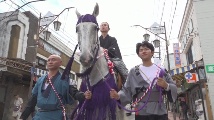 「馬の迫力に感動した」　あすの流鏑馬祭りを前に　奉納馬が市内をパレード　山梨・富士吉田市