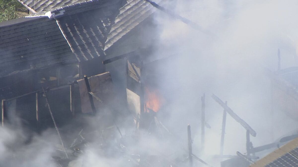 玄関付近が火元か 子どもとみられる4人の遺体見つかった住宅火災 現場にはきょう3日午前から実況見分 三重・津市