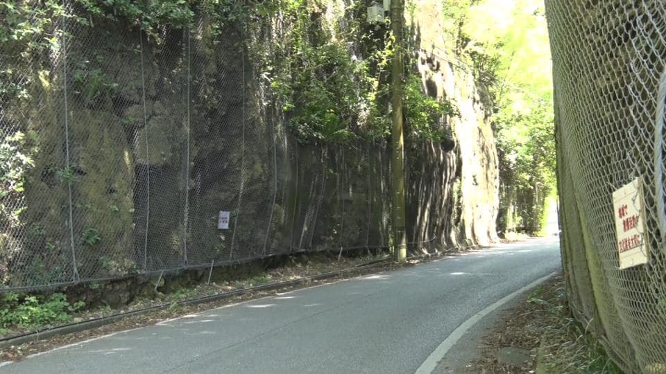 手作業で岩山を掘削 150メートル　地域の史跡「ワイトゥイ」を学ぶ　うるま市