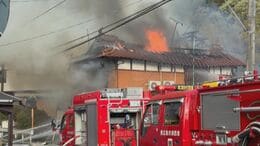 「建物から火が出ている。逃げ遅れがいる」親子2人が住む住宅で火事 父親(74)と連絡とれず 木造2階建て住宅は全焼|TBS NEWS DIG