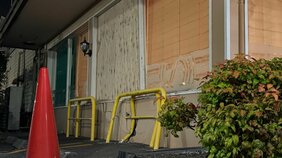 店員とトラブルの女（57）軽乗用車でファミレスに突っ込む　3人軽傷　通報を受けた警察官が駆けつけた直後　神奈川・横須賀市|TBS NEWS DIG