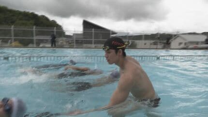 小学生がオリンピック選手と水泳対決 水難事故を防ぐ特別授業で