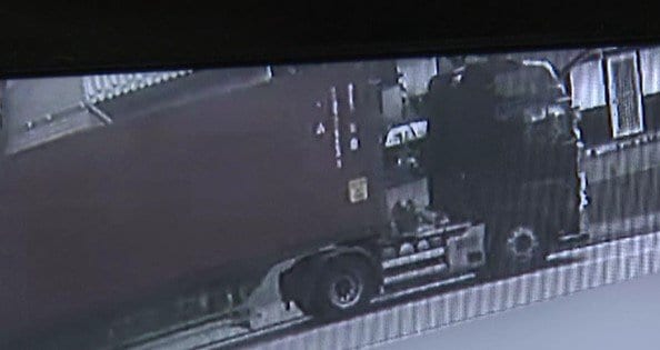 【逃走中車両・画像あり】男性はねて、救護せず走り去る…【死亡ひき逃げ事件】トレーラー運転の42歳男を逮捕…長野・岡谷市の県道…山梨県で男の身柄確保…男は容疑否認　|　SBC NEWS | 長野のニュース | SBC信越放送