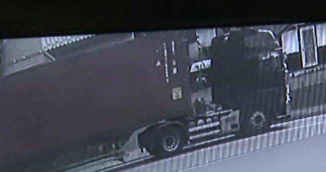 【逃走中車両・画像あり】男性はねて、救護せず走り去る…【死亡ひき逃げ事件】トレーラー運転の42歳男を逮捕…長野・岡谷市の県道…山梨県で男の身柄確保…男は容疑否認|TBS NEWS DIG