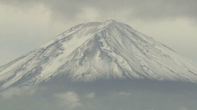 「いいタイミングでここに来られてうれしい」富士山が初冠雪　平年より21日遅い観測　富士吉田市も独自の“富士山初雪化粧”を宣言　山梨|TBS NEWS DIG