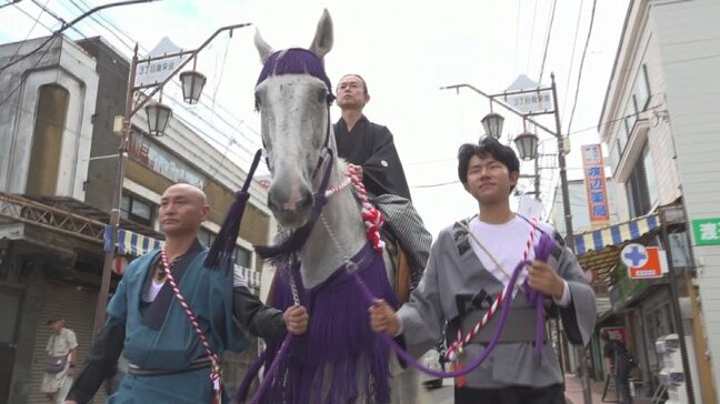 「馬の迫力に感動した」　あすの流鏑馬祭りを前に　奉納馬が市内をパレード　山梨・富士吉田市|TBS NEWS DIG