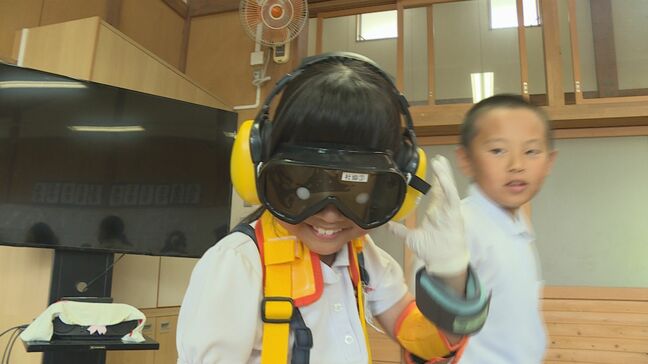 誰もが暮らしやすいまちづくりを 児童が装具をつけて高齢者の動きを体験|TBS NEWS DIG
