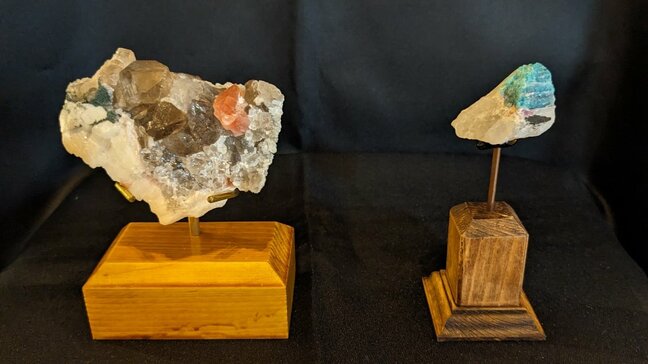 フォスフォフィライト、輝安鉱、ブラックオパールなど協力研究員が四半世紀かけて集めた貴重な鉱物の企画展　岩手・一関市|TBS NEWS DIG