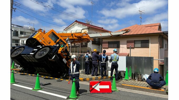 【速報】クレーン車が転倒し先端部分が住宅の屋根に突き刺さる けが人なし　東京・品川区西五反田の住宅　警視庁|TBS NEWS DIG