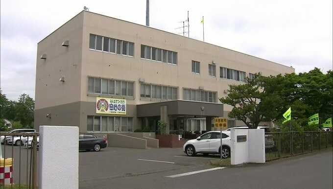 【タイヤ脱落】「2、3日前から異音がしていたが…」軽乗用車の左後ろのタイヤ　数メートル転がり、路肩の雪山に衝突して停止　1か月前に親族が交換作業　|　北海道のニュース｜HBC北海道放送