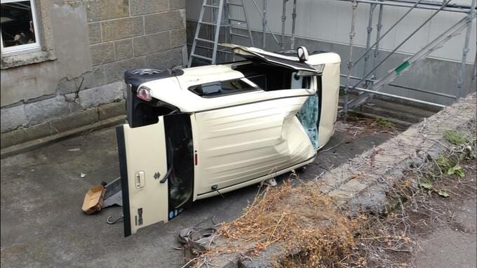 【速報】観光名所「小樽オルゴール堂」近くで乗用車が約1.5メートルの高さから転落…運転していた60代後半の高齢女性を病院搬送　北海道小樽市　|　北海道のニュース｜HBC北海道放送