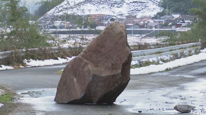 道路を塞ぐ巨大な落石、公園が液状化、市役所の天井崩落…被害状況は？　鳥取・島根で最大震度5強の地震　影響は…|TBS NEWS DIG