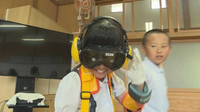 誰もが暮らしやすいまちづくりを　児童が装具をつけて高齢者の動きを体験|TBS NEWS DIG